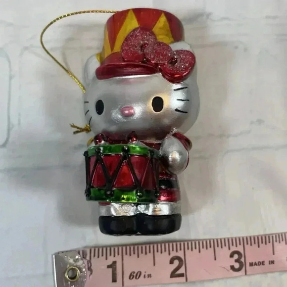 2013 HELLO KITTY WITH DRUM 3-1/4" ORNAMENT~RESIN. Ute Red Green British Army - Picture 10 of 11
